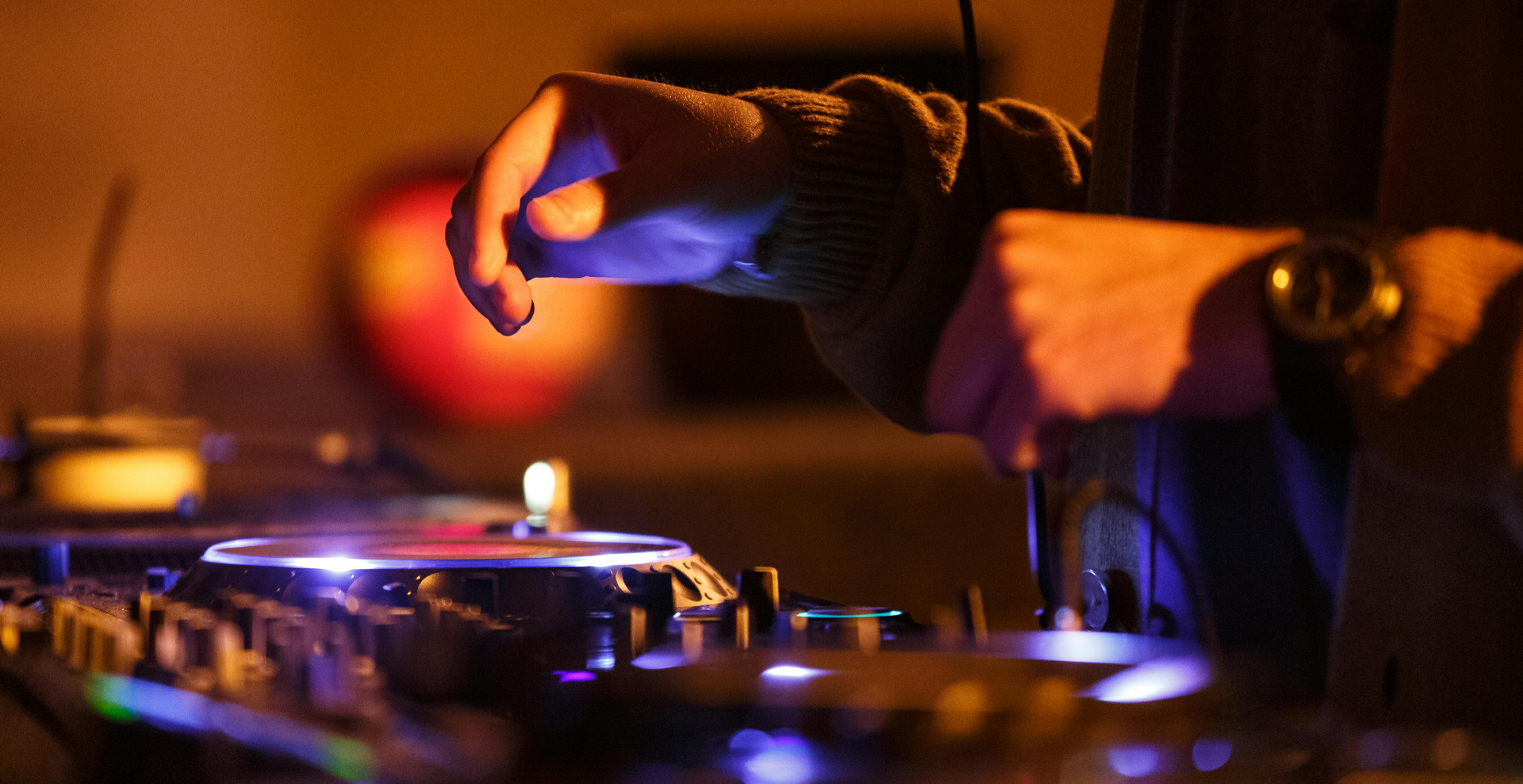 Club Minus One, DJ plays music